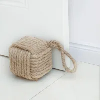 Tope de puerta cuadrado (14 x 14 cm, 2,4 kg) de cuerda de yute anudada, hecho a mano, decorativo náutico con asa, tope de puerta de interior con peso,
