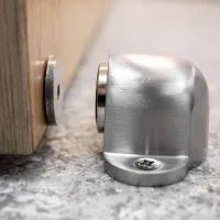 Tope magnético para puerta, de pie, de metal cepillado.